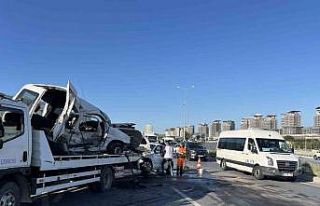 Başakşehir’de hafif ticari araç, karşı yöndeki...