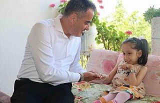 Başkan Arıcı minik Efsa’ya akülü tekerlekli...