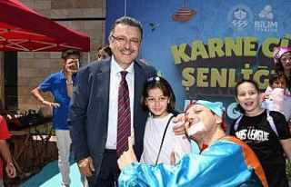 Başkan Genç çocukların karne sevincine ortak oldu