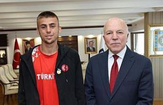 Başkan Sekmen şampiyon atleti kutladı