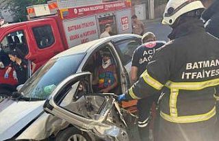 Batman’da otomobillerin çarpışması sonucu sıkışan...