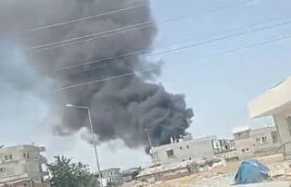 Batman’da şantiye bahçesinde plastik malzemeler...