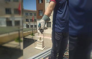 Batman’da tellere takılan kuşu itfaiye ekipleri...