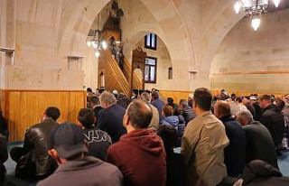 Bayburt’ta vatandaşlar bayram namazında bir araya...