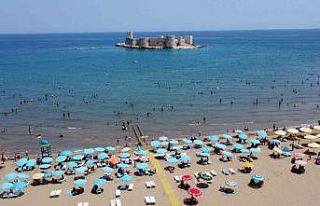 Bayram tatiliyle Kızkalesi’nde deniz keyfi