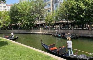 Bayramda Eskişehir’e gelen turistler gondol seferlerini...