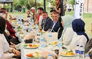 Bayramda evine gidemeyen öğrencilerle bir araya...