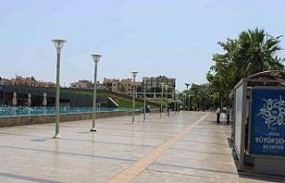 Bayramın ilk günü sıcak hava ile birlikte sokaklar...