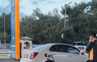 Benzin pompasını aracının üzerinde unutunca,...