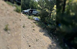 Beton bloğa çarpan otomobil sürücüsü olay yerinde...