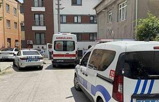 Bıçaklı kavgada 2 kardeş ve polis memuru yaraladı