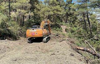 Bilecik Belediyesi ekipleri yangın söndürme çalışmalarında...