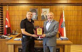Bilecik’te emekliye ayrılan polis memuruna plaket