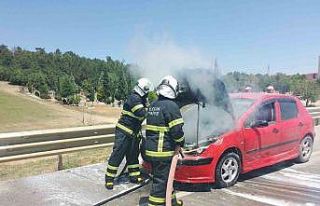 Bilecik’te otomobilin motor kısmında çıkan yangını...