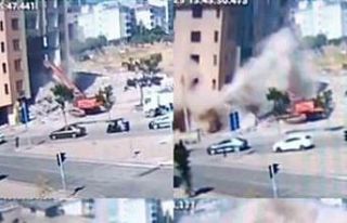 Binanın iş makinesinin üzerine çöktüğü anlar...