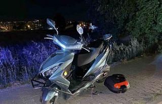 Bir araç motosiklete çarpıp kaçtı: 2 yaralı