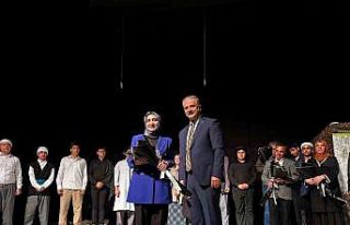 ’Bir Gönül Yolculuğu Yunus Emre’ oyunu izleyicilerden...