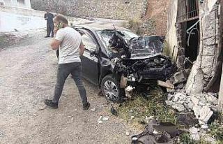 Bitlis’te otomobil duvara çarptı: 2 ölü, 2 yaralı