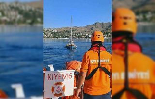 Bodrum’da arızalanan ve içinde 2 kişi bulunan...
