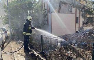 Boş arazide çıkan yangın endişeye neden oldu