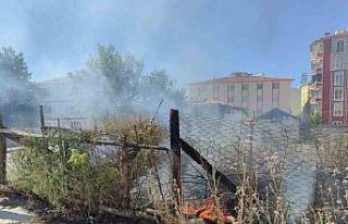 Boş arazide çıkan yangın evlere sıçramadan söndürüldü