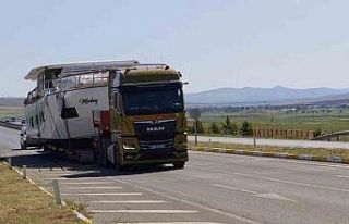 Bozkırda karadan giden yat, görenleri şaşkına...