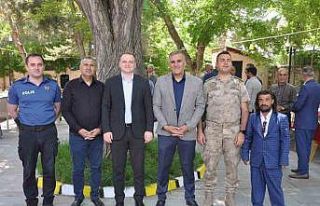 Bulanık’ta protokol halkla  bayramlaştı