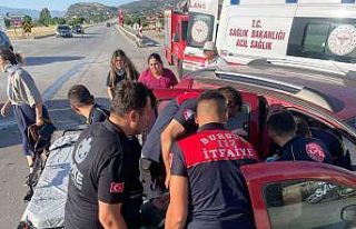 Burdur’da hafif ticari araç ile otomobil çarpıştı:...