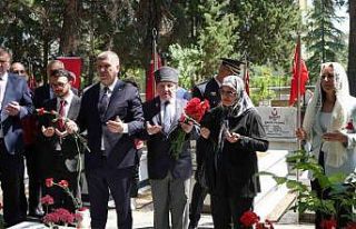 Burdur’da protokol şehitliği ziyaret etti