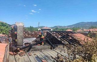 Burhaniye’de odunlukta çıkan yangın eve sıçradı