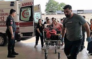 Bursa’da otomobile çarpan motosikletliler ağır...