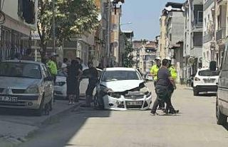 Bursa’da otomobiller çarpıştı: 3 yaralı