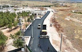 Büyükşehir Belediyesi, Midyat’ta asfalt çalışmalarını...