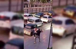 Cadde ortasında kemerli bıçaklı kavga: 1 yaralı