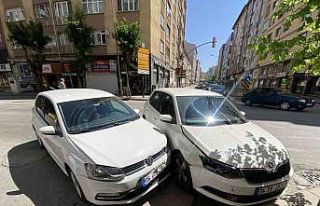 Caddede çarpışan 2 otomobilde maddi hasar oluştu