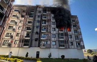 Çanakkale’de bir sitede çıkan yangında 10 kişi...