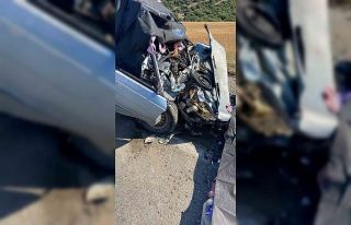 Çanakkale’de iki araç kafa kafaya çarpıştı:...