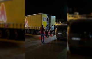 Çanakkale’de kaçak göçmenler brandasını yırtıp...