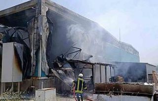 Çanakkale’de plastik cam fabrikasında çıkan...