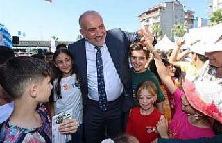 Canik’te camiler çocuklarla, çocuklar hediyelerle...