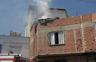 Çatı katında çıkan yangında 1 kişi dumandan...