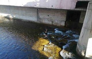 Çaya düşen topunu almak isterken mahsur kalan çocuğu...