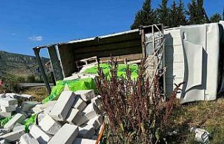 Çeltikçi’de gazbeton yüklü kamyonet şarampole...