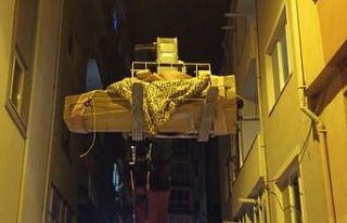 Cenazeyi vinçle taşıdılar