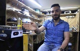 Cep telefonu tamir esnasında bomba gibi patladı