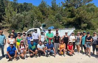 Çeşme’de duyarlı vatandaşlardan örnek temizlik...