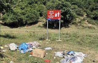 Çevreyi kirletmesinler diye hendek kazdırdı