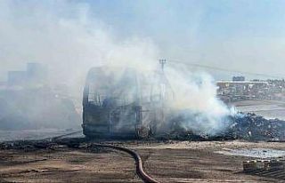 Çıkan yangında paletler kül oldu, minibüs ise...