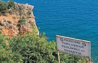 Çit ve uyarı tabelasını dikkate almayıp falezlere...