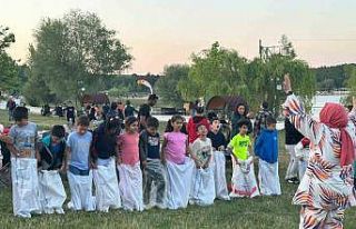 Çocuklar anne ve babalarıyla hem kitap okudular...